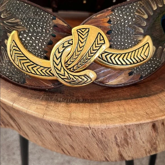 Insane vintage belt! Peacock feathers and gold colored clasp. Adjustable size - Picture 3 of 8